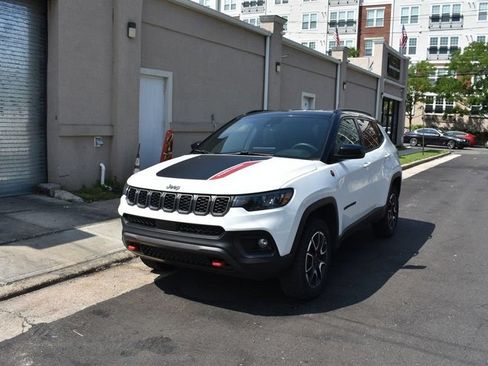 Used 2025 Jeep Compass Trailhawk AWD/4WD image 2