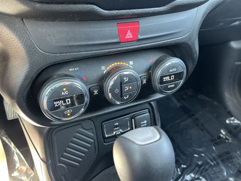 Used 2017 Jeep Renegade Latitude w/ Popular Equipment Group FWD image 22