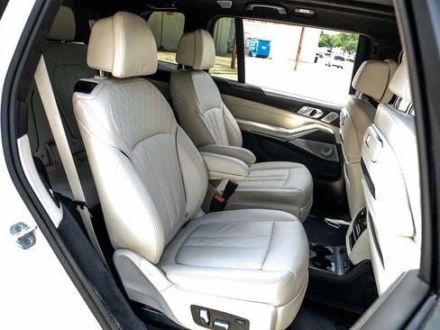 Used 2025 BMW X7 M60i AWD/4WD image 34