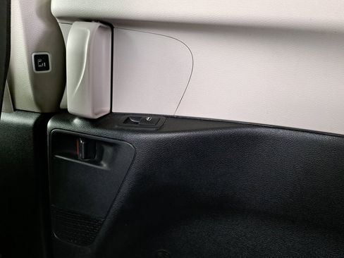 Used 2023 Chrysler Voyager LX image 28