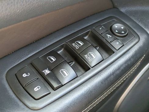 Used 2017 Jeep Grand Cherokee Overland w/ Jeep Active Safety Group image 21