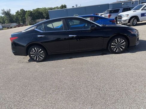 Used 2025 Nissan Altima 2.5 SV FWD image 2