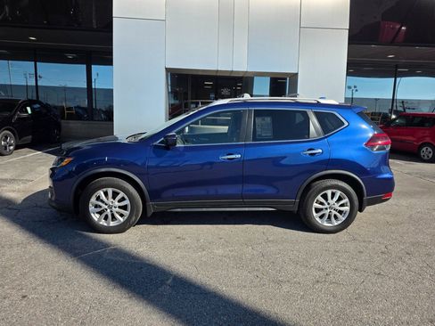 Used 2020 Nissan Rogue SV image 2