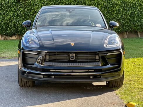 Certified 2025 Porsche Macan AWD/4WD image 11