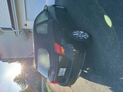 Used 2017 Toyota Yaris LE w/ Carpet Mat Package FWD image 2