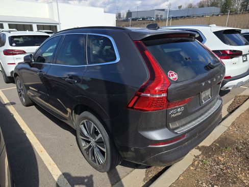 Used 2022 Volvo XC60 B5 Momentum w/ Advanced Package image 3