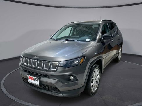 Used 2022 Jeep Compass Latitude AWD/4WD image 1