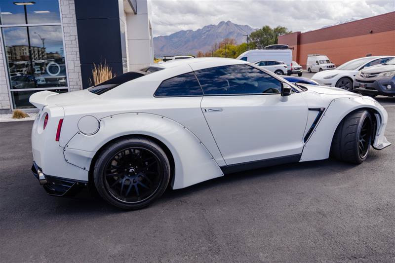 Used 2015 Nissan GT-R Black Edition AWD/4WD image 6