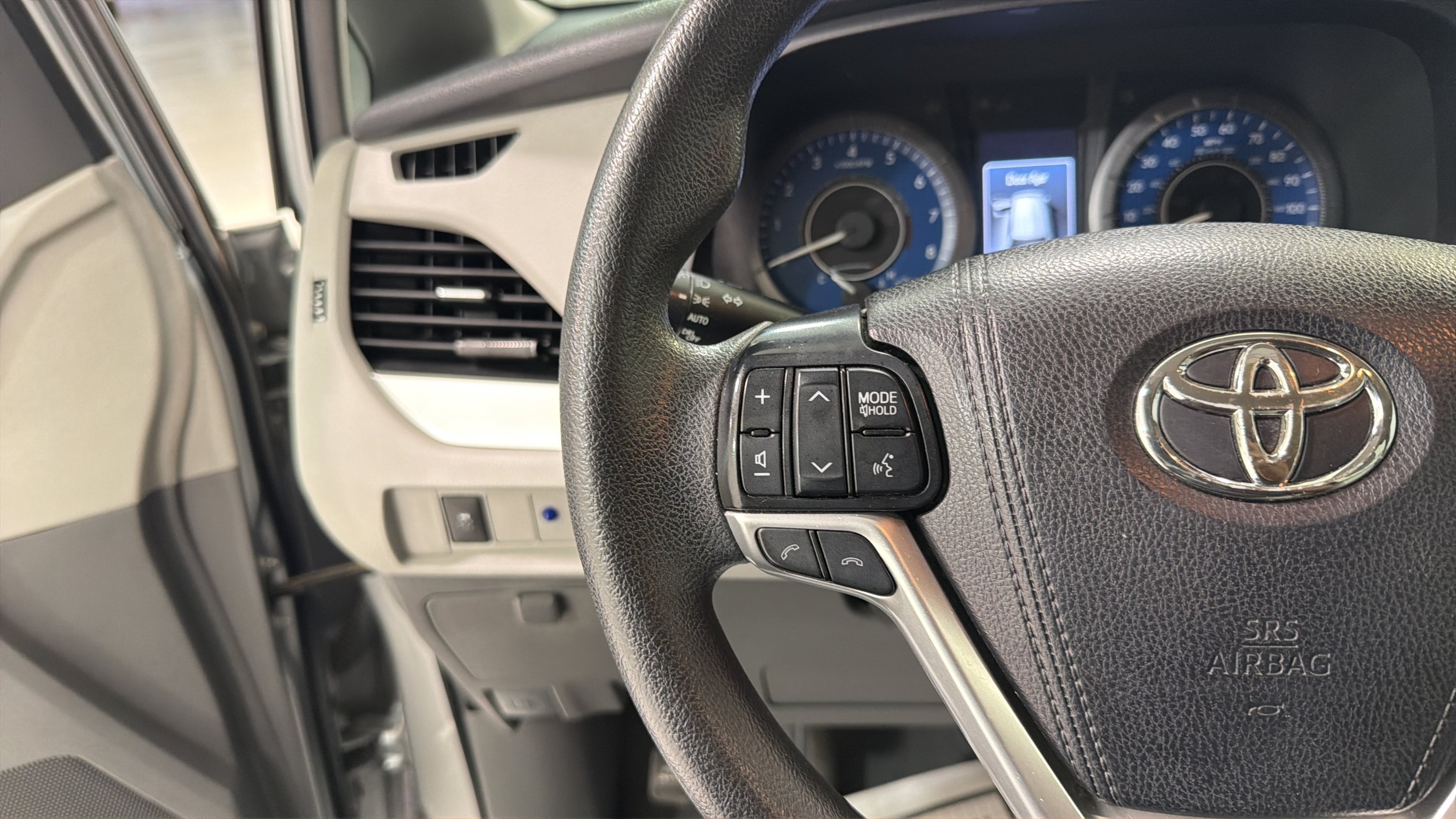 Used 2020 Toyota Sienna LE FWD image 13