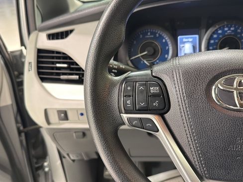 Used 2020 Toyota Sienna LE FWD image 13