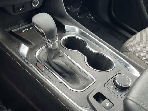 Used 2023 Chevrolet Traverse LT w/ Rear Camera Mirror Package image 24