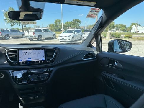 New 2026 Chrysler Pacifica Select image 51