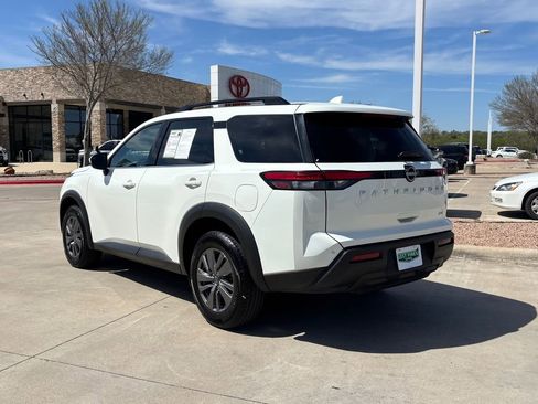 Used 2024 Nissan Pathfinder SV image 3