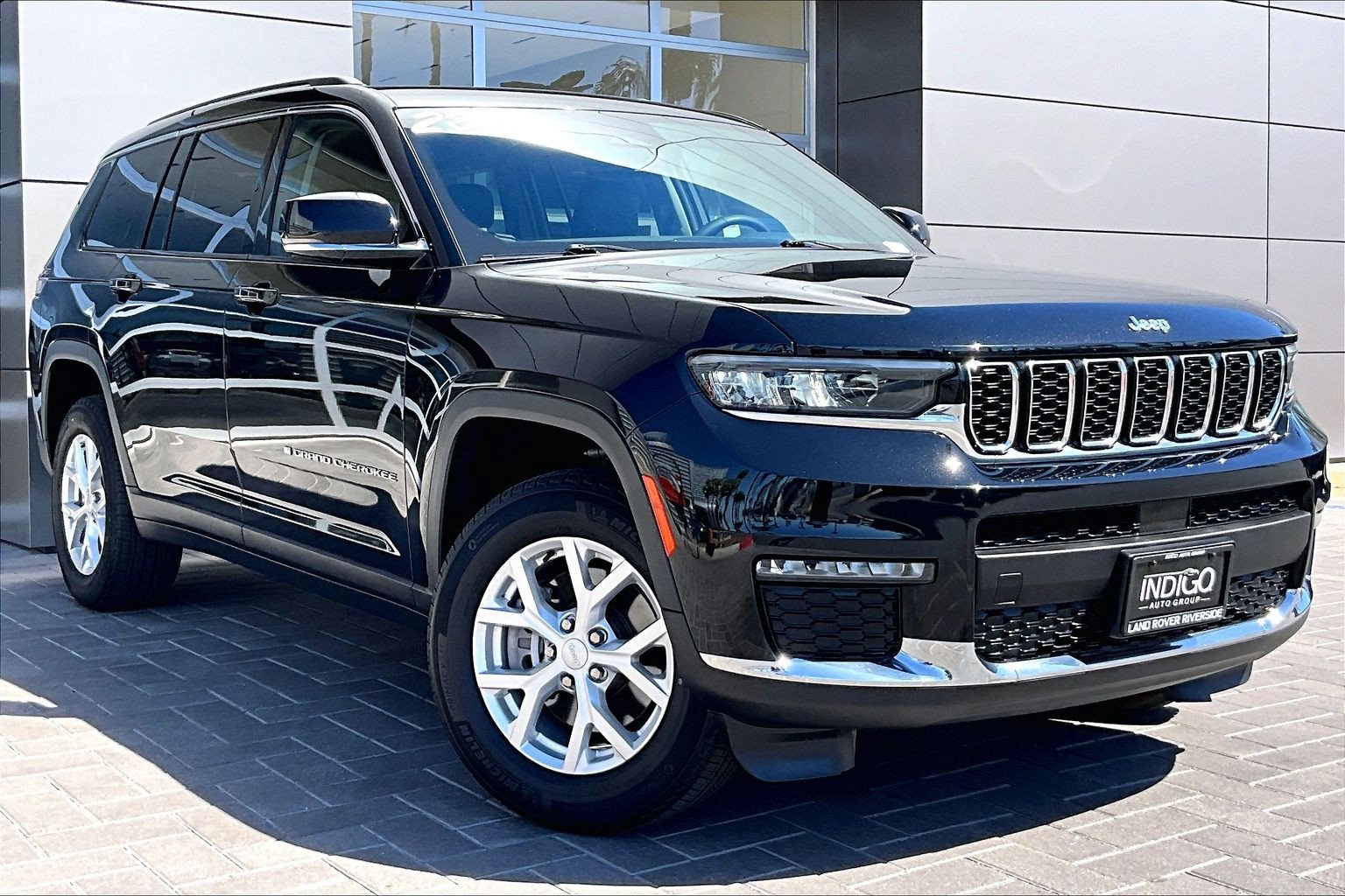 Used 2023 Jeep Grand Cherokee L Limited RWD image 3
