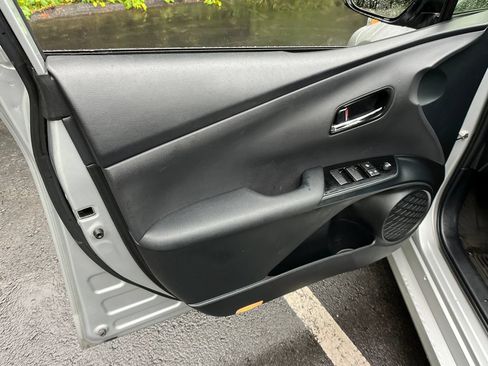 Used 2021 Toyota Prius Prime LE FWD image 11