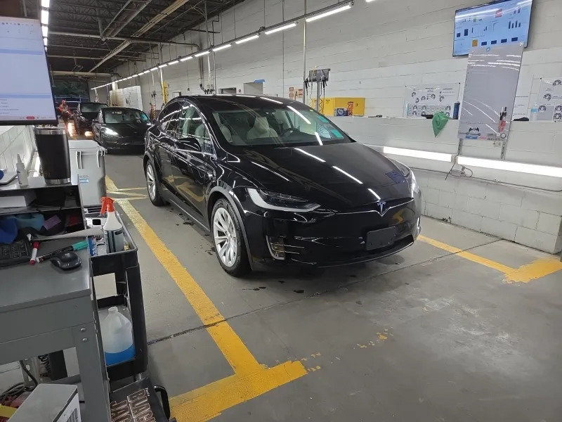 Used 2018 Tesla Model X 75D AWD/4WD image 3