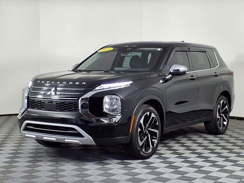 Used 2023 Mitsubishi Outlander SE image 3