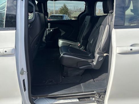 Used 2025 Chrysler Pacifica Limited image 27
