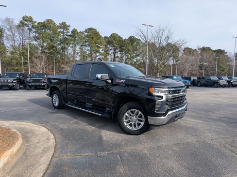 Used 2024 Chevrolet Silverado 1500 LT w/ Z71 Off-Road Package image 3