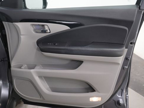 Used 2017 Honda Pilot Touring image 13