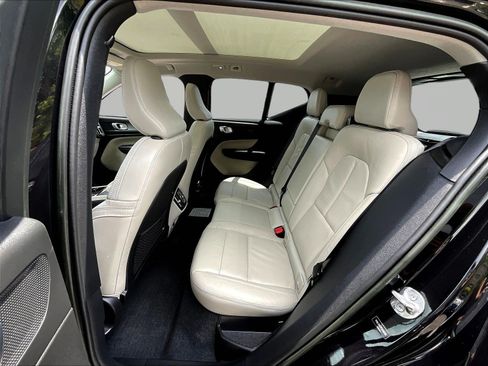 Used 2023 Volvo XC40 B5 Plus AWD/4WD image 22