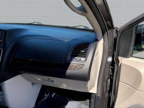 Used 2019 Dodge Grand Caravan SE FWD image 24