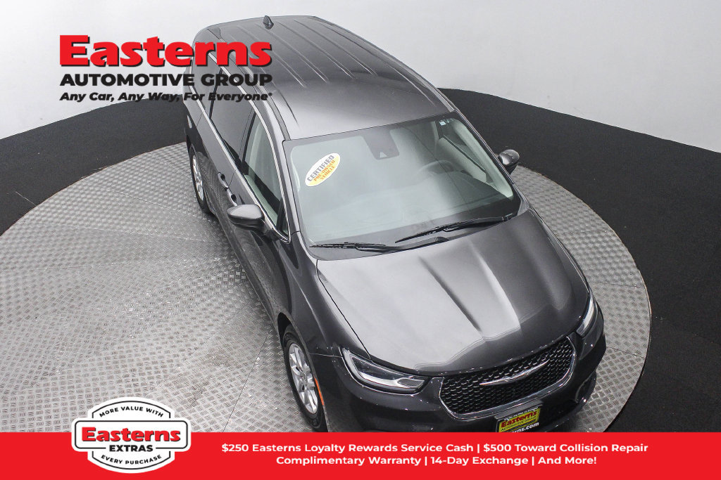 Used 2023 Chrysler Pacifica Touring-L FWD image 4