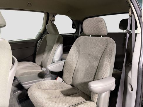 Used 2007 Chrysler Town & Country image 6