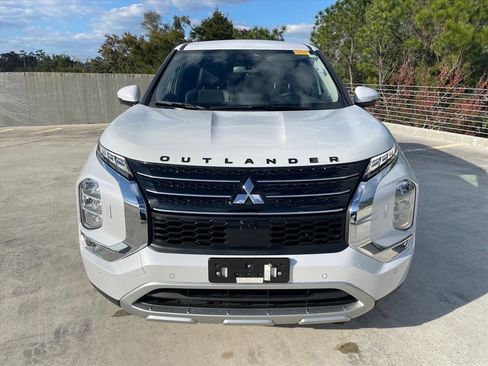 Used 2022 Mitsubishi Outlander SE image 2