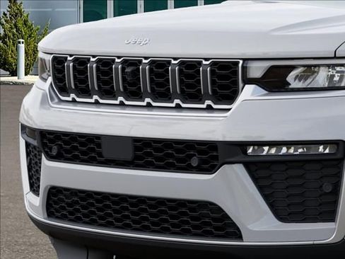 New 2026 Jeep Grand Cherokee Limited w/ Luxury Tech Group II AWD/4WD image 11