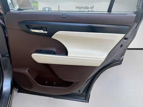 Used 2021 Toyota Highlander XLE FWD image 33