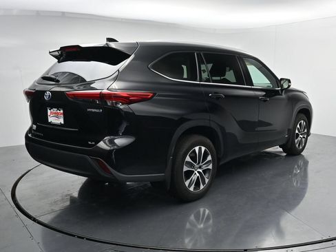 Used 2022 Toyota Highlander XLE AWD/4WD image 7