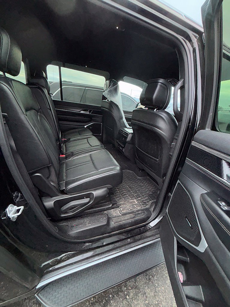 Used 2024 Jeep Wagoneer L Series II w/ Flexible Seating Group AWD/4WD image 11