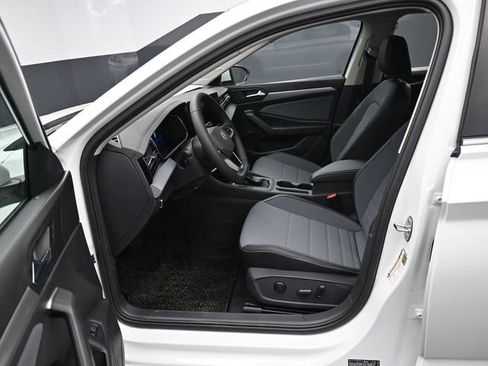 New 2026 Volkswagen Jetta SE image 9