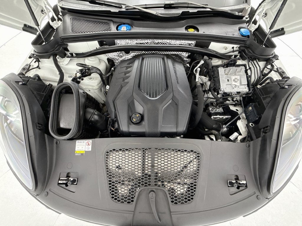 Used 2023 Porsche Macan AWD/4WD image 28