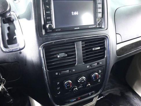 Used 2019 Dodge Grand Caravan SE w/ UConnect Hands-Free Group image 15