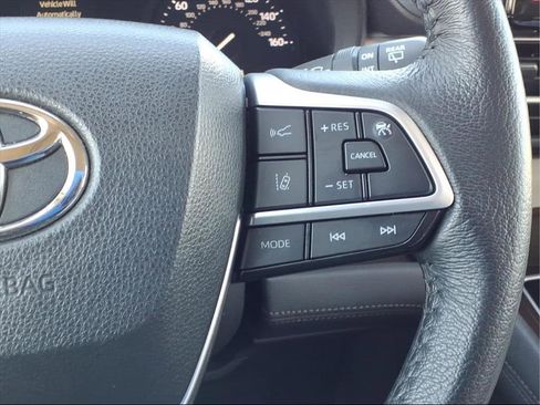 Used 2023 Toyota Sienna XLE image 29