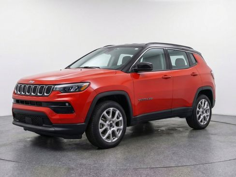 Used 2025 Jeep Compass Limited image 3