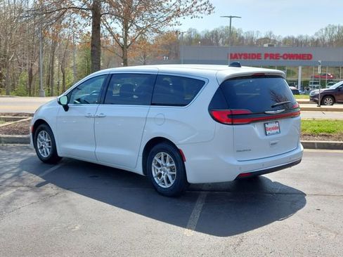 Used 2023 Chrysler Pacifica Touring image 16