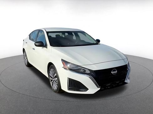 Used 2025 Nissan Altima 2.5 SV image 3