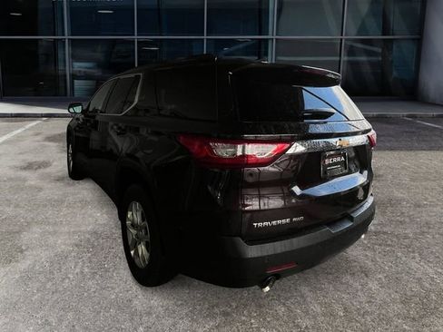 Used 2021 Chevrolet Traverse LT image 2