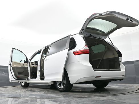 Used 2015 Toyota Sienna LE image 51