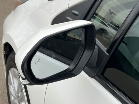 Used 2022 Toyota Prius LE FWD image 11