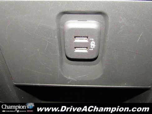 Used 2022 Chevrolet Traverse LT image 17