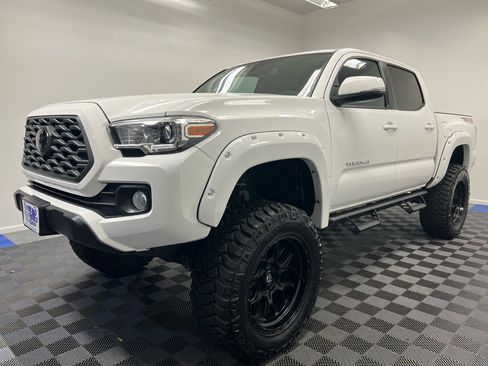 Used 2022 Toyota Tacoma TRD Off-Road w/ Technology Package image 3
