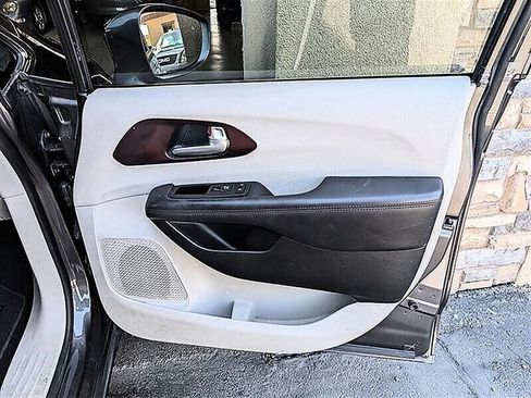 Used 2017 Chrysler Pacifica Limited w/ UConnect Theater Package FWD image 29