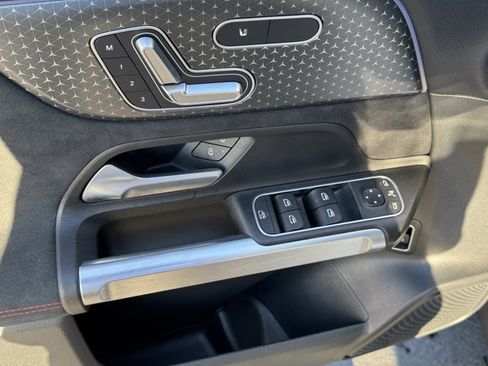 Used 2025 Mercedes-Benz GLB 250 image 19