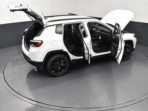 New 2026 Jeep Compass Latitude image 30