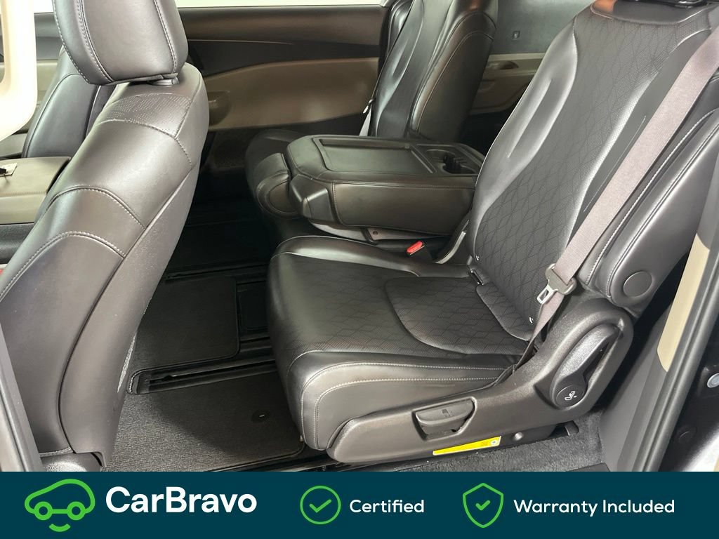 Used 2025 Kia Carnival FWD image 18