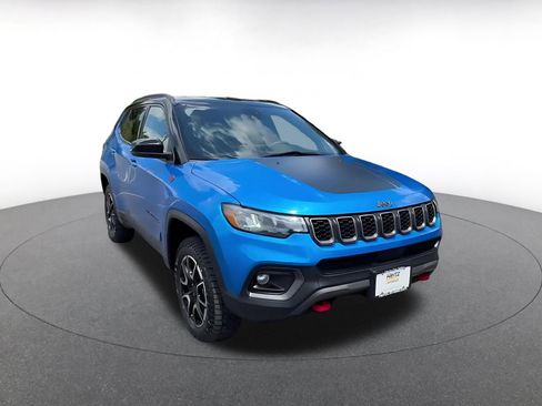 Used 2025 Jeep Compass Trailhawk AWD/4WD image 3